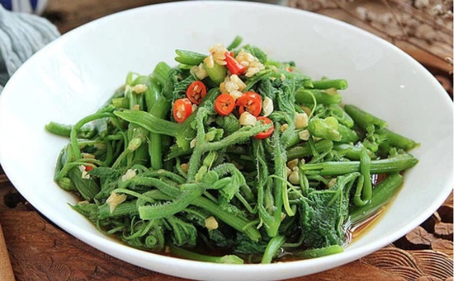 Loại rau m&ugrave;a h&egrave; b&aacute;n đầy chợ Việt, gi&uacute;p hỗ trợ tim mạch, kiểm so&aacute;t đường huyết hiệu quả - Ảnh 1.