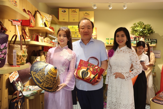 H&agrave; Nội: Khai trương kh&ocirc;ng gian 'Huế thương', mang đặc sản Huế đến tận tay du kh&aacute;ch, người ti&ecirc;u d&ugrave;ng Thủ đ&ocirc; - Ảnh 1.