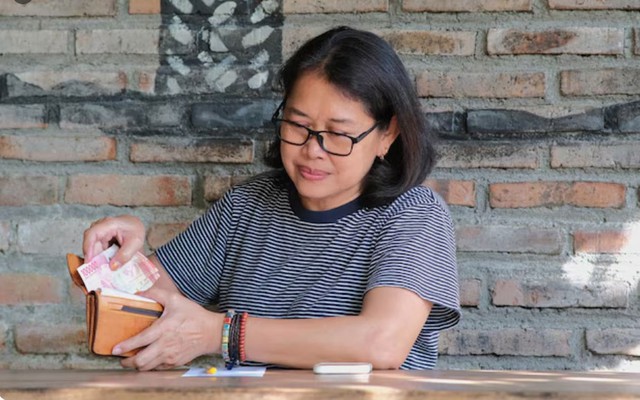 Tưởng đổi đời nhờ t&aacute;i h&ocirc;n, U60 phải bỏ chạy v&igrave; ph&aacute;t hiện b&iacute; mật động trời của chồng mới - Ảnh 1.