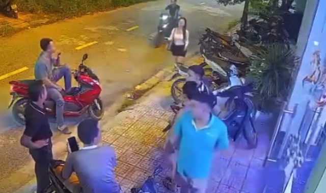 Bắt giữ 2 đối tượng h&agrave;nh hung c&ocirc; g&aacute;i, đ&aacute;nh g&atilde;y xương mũi t&agrave;i xế trước cửa qu&aacute;n karaoke ở Ninh B&igrave;nh - Ảnh 1.
