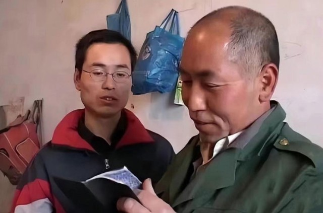 Cha ngh&egrave;o cấm con l&agrave;m th&ecirc;m suốt 4 năm đại học, ng&agrave;y tốt nghiệp cả hai mới nhận ra sai lầm qu&aacute; muộn - Ảnh 1.