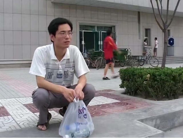 Cha ngh&egrave;o cấm con l&agrave;m th&ecirc;m suốt 4 năm đại học, ng&agrave;y tốt nghiệp cả hai mới nhận ra sai lầm qu&aacute; muộn - Ảnh 2.