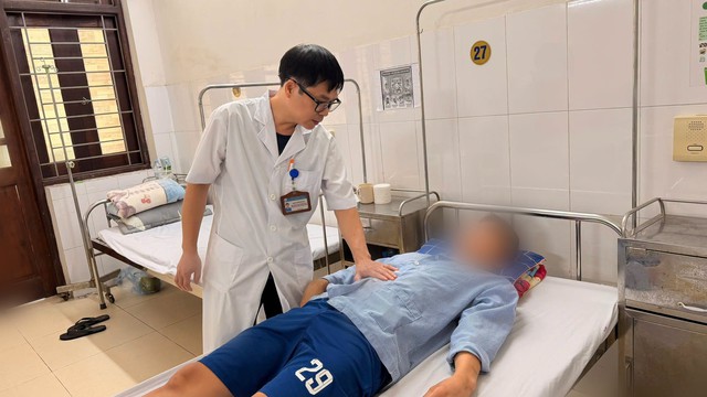 Người đ&agrave;n &ocirc;ng đau h&ocirc;ng lưng suốt nhiều năm, ph&aacute;t hiện mắc dị tật bẩm sinh hiếm gặp - Ảnh 1.