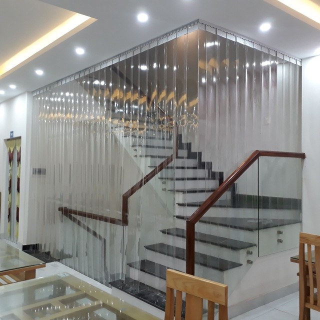 Tại sao cầu thang đối diện cửa chính lại xấu? Cách hóa giải - Ảnh 2.