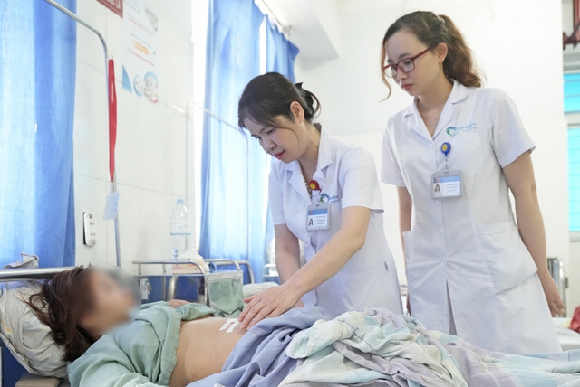 Đau bụng dữ dội khi đi du lịch, c&ocirc; g&aacute;i 25 tuổi nhập viện gấp v&igrave; khối u buồng trứng xoắn k&iacute;ch thước lớn - Ảnh 1.
