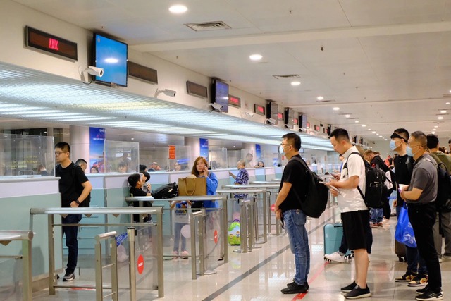 Điểm mới về xử phạt vi phạm về xuất cảnh, nhập cảnh từ 1/7, trường hợp phạt nặng l&ecirc;n tới hơn 37 triệu đồng - Ảnh 1.