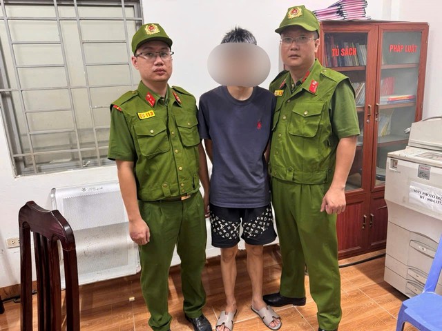 Hà Nội Tạm giữ quái xế 18 tuổi mang hung khí gây rối tại phường Phú Diễn - Ảnh 1. Hà Nội Tạm giữ quái xế 18 tuổi mang hung khí gây rối tại phường Phú Diễn - Ảnh 1.
