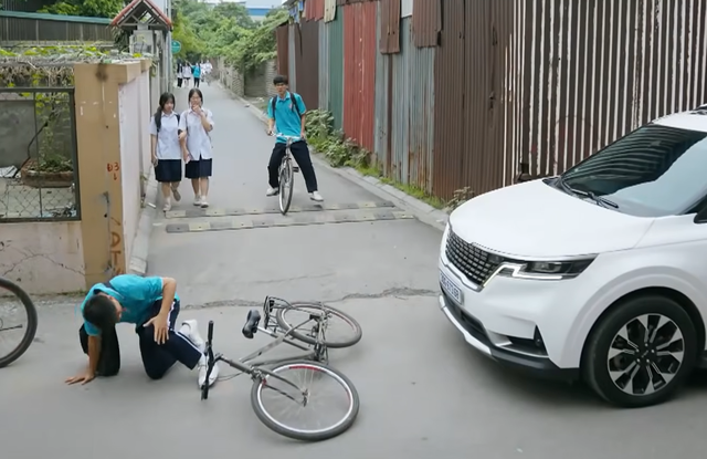 Ph&iacute;a b&ecirc;n kia th&agrave;nh phố - Tập 5: Vừa l&agrave;m anh h&ugrave;ng bảo vệ mỹ nh&acirc;n, Cương nhận ngay tin crush th&iacute;ch bạn th&acirc;n m&igrave;nh - Ảnh 2.