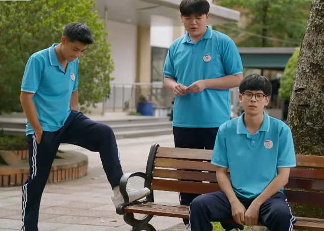 Ph&iacute;a b&ecirc;n kia th&agrave;nh phố - Tập 5: Vừa l&agrave;m anh h&ugrave;ng bảo vệ mỹ nh&acirc;n, Cương nhận ngay tin crush th&iacute;ch bạn th&acirc;n m&igrave;nh - Ảnh 8.