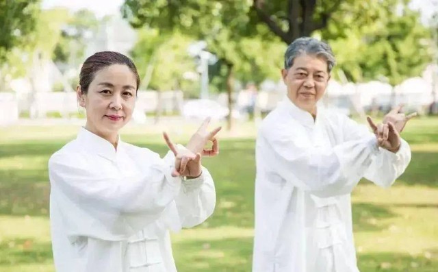 Sau tuổi 60, ngủ dậy c&oacute; biểu hiện đau đầu, ch&oacute;ng mặt cần cảnh gi&aacute;c: L&agrave;m ngay điều n&agrave;y để sống thọ hơn - Ảnh 1.