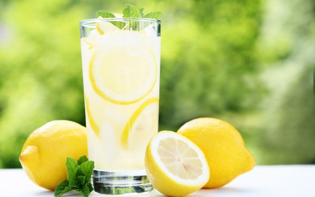 Tr&aacute;nh xa 2 thời điểm uống nước chanh n&agrave;y nếu kh&ocirc;ng muốn "ph&aacute; n&aacute;t" dạ d&agrave;y - Ảnh 1.
