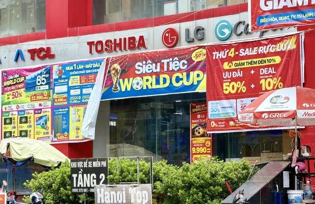 H&agrave;ng loạt si&ecirc;u thị điện m&aacute;y giảm gi&aacute; tới 50% c&aacute;c sản phẩm tivi trong m&ugrave;a World Cup - Ảnh 1.