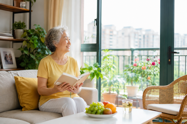 Nghỉ hưu rồi mới hiểu: Không ở cùng con cái, tuổi già lại bình yên hơn - Ảnh 1.