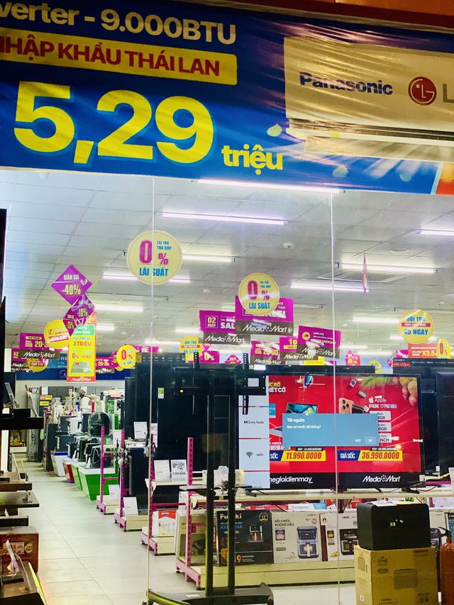 H&agrave;ng loạt si&ecirc;u thị điện m&aacute;y giảm gi&aacute; tới 50% c&aacute;c sản phẩm tivi trong m&ugrave;a World Cup - Ảnh 2.