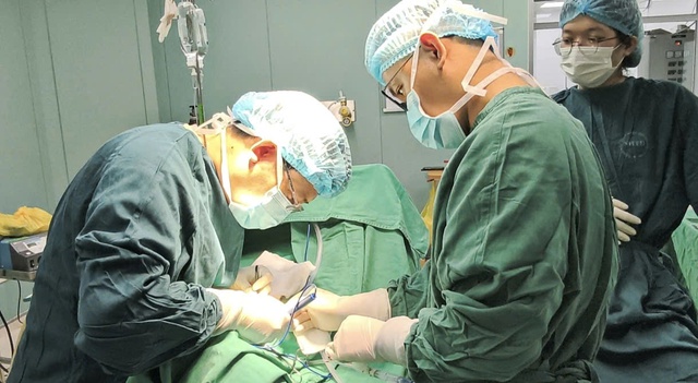 Sốt cao, buồn n&ocirc;n, đau thượng vị, cụ &ocirc;ng ở Ninh B&igrave;nh rơi v&agrave;o nguy kịch - Ảnh 1.