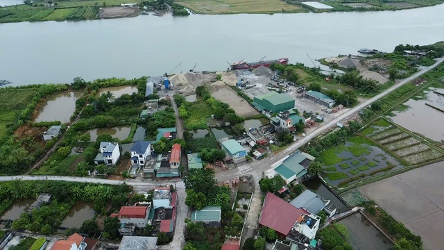 Bến b&atilde;i vật liệu x&acirc;y dựng kh&ocirc;ng ph&eacute;p tại x&atilde; Thư Vũ: Bất cập v&agrave; nguy cơ an to&agrave;n giao th&ocirc;ng - Ảnh 1.