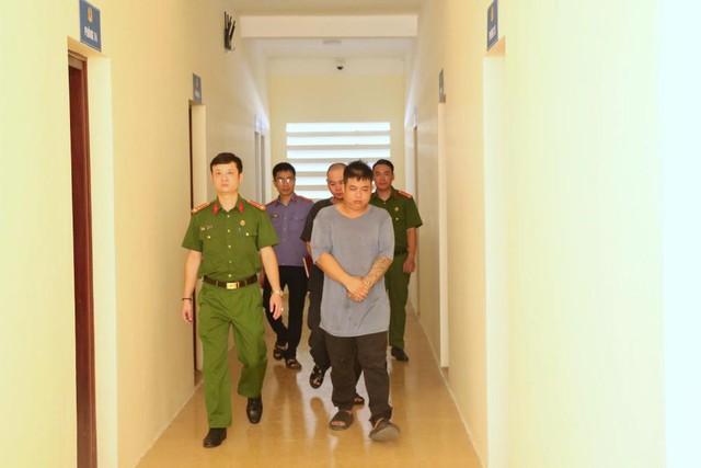 Hai đối tượng giả danh ph&oacute;ng vi&ecirc;n cưỡng đoạt t&agrave;i sản - Ảnh 1.