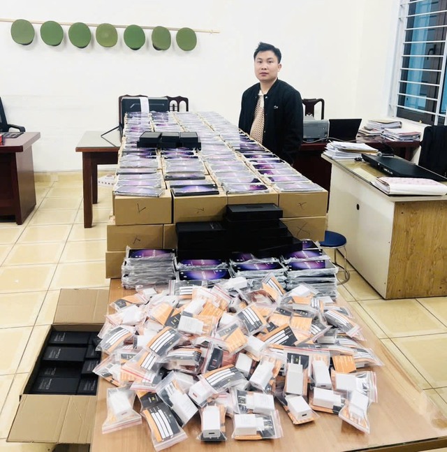 Khởi tố, bắt giữ 3 đối tượng b&aacute;n hơn 1.000 điện thoại Samsung giả tr&ecirc;n to&agrave;n quốc - Ảnh 2.