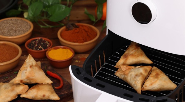 H&oacute;a đơn tiền điện giảm s&acirc;u nhờ thay đổi 5 th&oacute;i quen n&agrave;y khi d&ugrave;ng nồi chi&ecirc;n kh&ocirc;ng dầu - Ảnh 1.