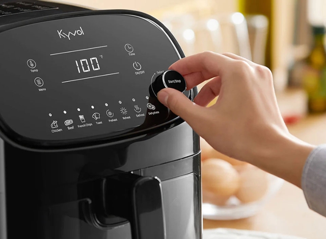 5 tuyệt chi&ecirc;u r&atilde; đ&ocirc;ng thực phẩm si&ecirc;u tốc bằng nồi chi&ecirc;n kh&ocirc;ng dầu cho người bận rộn - Ảnh 2.