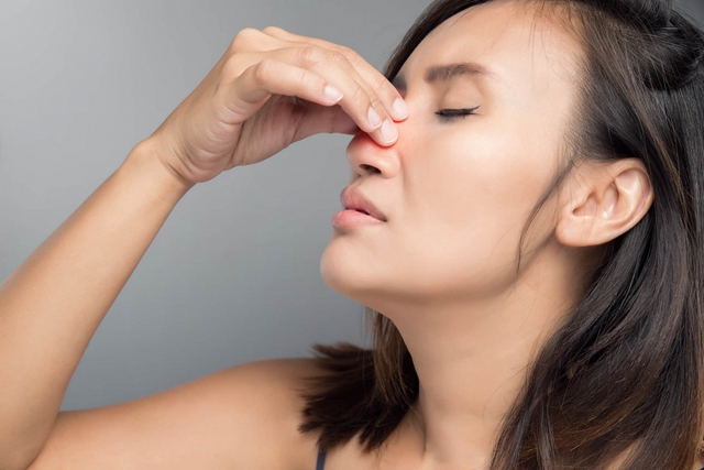 Đau họng t&aacute;i ph&aacute;t, người đ&agrave;n &ocirc;ng 50 tuổi đi kh&aacute;m bất ngờ ph&aacute;t hiện ung thư di căn - Ảnh 1.