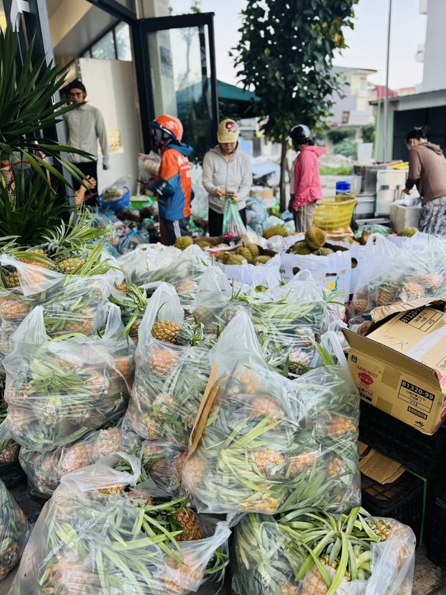 Dứa v&agrave;o m&ugrave;a b&aacute;n đầy chợ, tiểu thương bật m&iacute; b&iacute; k&iacute;p chọn quả vừa ngon, bổ lại rẻ - Ảnh 4.