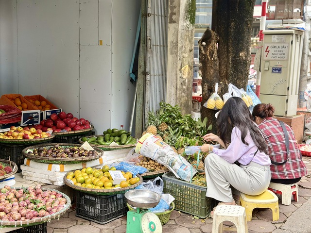 Dứa v&agrave;o m&ugrave;a b&aacute;n đầy chợ, tiểu thương bật m&iacute; b&iacute; k&iacute;p chọn quả vừa ngon, bổ lại rẻ - Ảnh 1.
