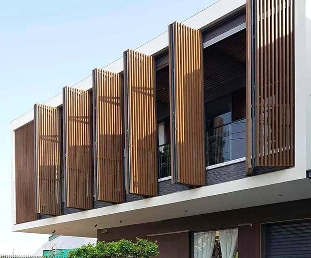 Tuyệt chi&ecirc;u chống n&oacute;ng v&agrave; đ&oacute;n gi&oacute; cho ban c&ocirc;ng bằng hệ thống lam hiện đại - Ảnh 1.