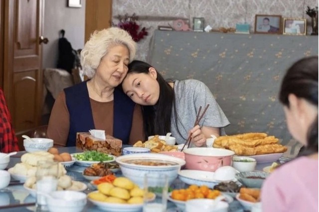 Cha mẹ nghỉ hưu vẫn phải 'nu&ocirc;i ngược' con c&aacute;i: Nghịch cảnh g&acirc;y tranh c&atilde;i - Ảnh 1.
