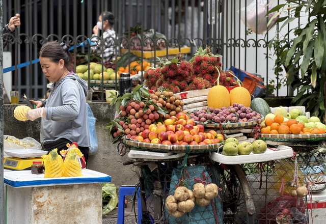 Dứa v&agrave;o m&ugrave;a b&aacute;n đầy chợ, tiểu thương bật m&iacute; b&iacute; k&iacute;p chọn quả vừa ngon, bổ lại rẻ - Ảnh 3.