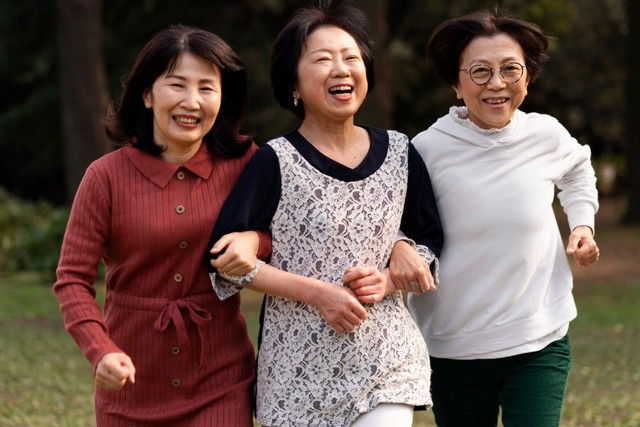 Qua tuổi 60, h&atilde;y 'lười' 3 việc để k&eacute;o d&agrave;i tuổi thọ - Ảnh 1.