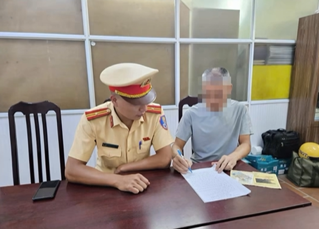Hà Nội: Xử phạt tài xế xe tải làm đổ bùn đất ra đường Võ Chí Công khiến 2 người đi xe máy gặp nạn - Ảnh 3. Hà Nội: Xử phạt tài xế xe tải làm đổ bùn đất ra đường Võ Chí Công khiến 2 người đi xe máy gặp nạn - Ảnh 3.