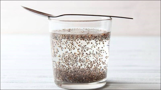 Uống hạt chia thế n&agrave;o cho đ&uacute;ng? Những trường hợp tuyệt đối n&ecirc;n cẩn trọng - Ảnh 1.
