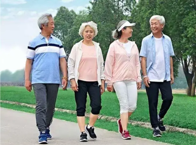 Tuổi thọ được h&eacute; lộ từ d&aacute;ng đi sau tuổi 60: Nếu c&oacute; đủ 6 biểu hiện n&agrave;y, sức khỏe thường rất tốt - Ảnh 3.
