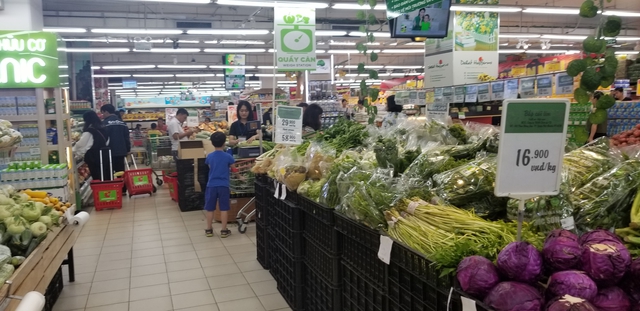 Đi chợ 500.000 đồng vẫn thấy thiếu: Bữa cơm gia đình đang thay đổi vì điều này - Ảnh 1.
