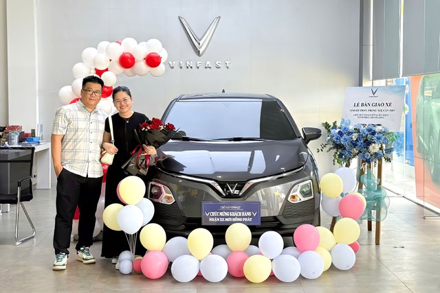 Chủ xe VinFast VF 5 ở Cần Thơ: 'B&agrave;i to&aacute;n kinh tế l&agrave; l&yacute; do gắn b&oacute; với xe điện' - Ảnh 1.