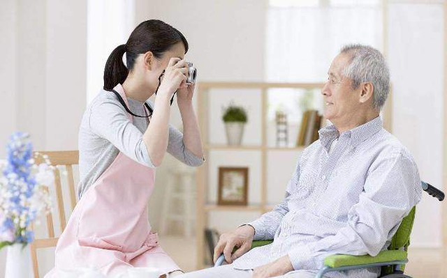 Người trên 70 tuổi cần gì nhất? Chuyên gia nhắc con cái tránh 5 kiểu hiếu thảo phản tác dụng - Ảnh 3. Người trên 70 tuổi cần gì nhất? Chuyên gia nhắc con cái tránh 5 kiểu hiếu thảo phản tác dụng - Ảnh 3.