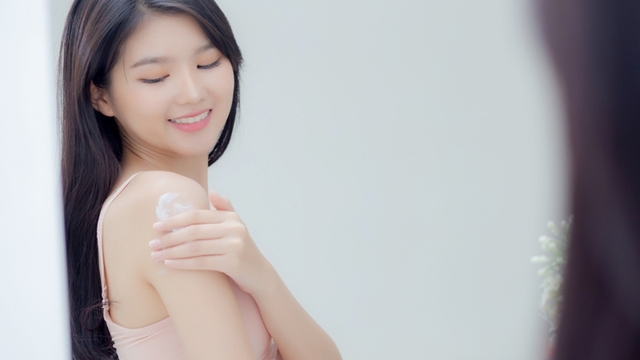 Sai lầm khi dùng sữa dưỡng thể ngày hè khiến da thêm bí bách, nổi mụn - Ảnh 1.