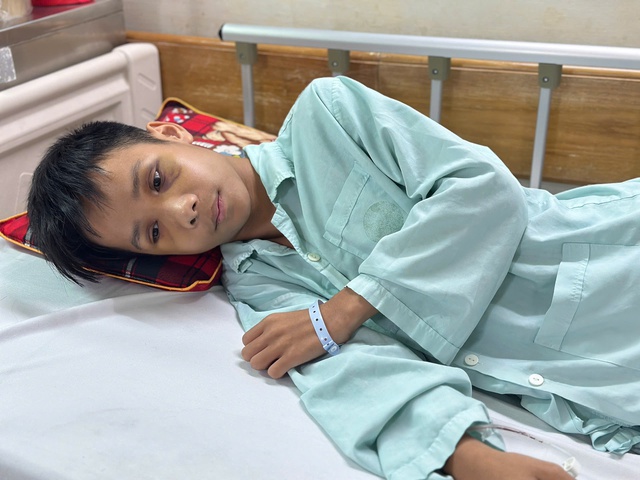 MS 1089: Bố câm điếc, nam sinh 16 tuổi cần phẫu thuật gấp sau tai nạn, gia đình lao đao vì không đủ tiền điều trị - Ảnh 2. MS 1089: Bố câm điếc, nam sinh 16 tuổi cần phẫu thuật gấp sau tai nạn, gia đình lao đao vì không đủ tiền điều trị - Ảnh 2.