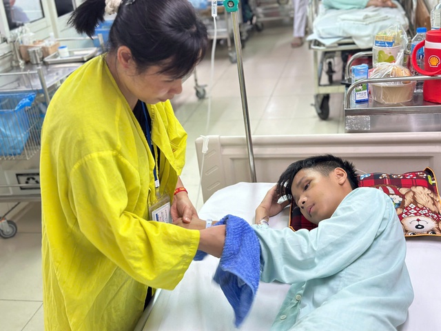 MS 1089: Bố câm điếc, nam sinh 16 tuổi cần phẫu thuật gấp sau tai nạn, gia đình lao đao vì không đủ tiền điều trị - Ảnh 3. MS 1089: Bố câm điếc, nam sinh 16 tuổi cần phẫu thuật gấp sau tai nạn, gia đình lao đao vì không đủ tiền điều trị - Ảnh 3.
