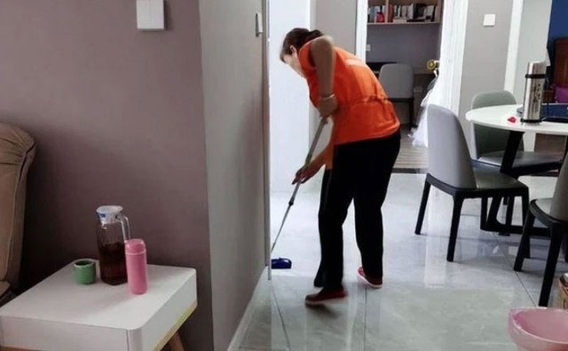 Làm giúp việc lương thấp suốt 10 năm, ngày nghỉ việc tôi chết lặng khi nhìn 2 tờ giấy bà chủ đưa - Ảnh 1.