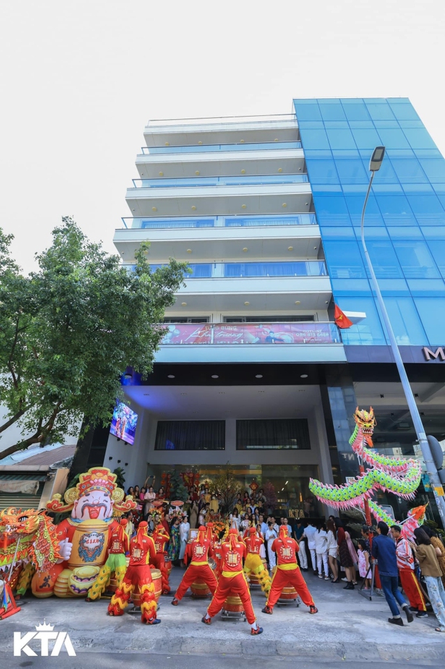 Mỗi năm đầu tư hơn 8 tỷ đồng để tổ chức giải đấu dancesport, đời thực Kh&aacute;nh Thi gi&agrave;u ra sao? - Ảnh 5.