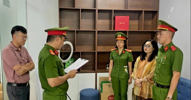 Khởi tố nữ tổng gi&aacute;m đốc lừa đảo chiếm đoạt hơn 17,7 tỷ đồng với chi&ecirc;u tr&ograve; "b&aacute;n đất ngoại giao&rdquo; - Ảnh 1.