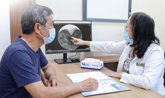 Đau họng kéo dài 3 tuần, người đàn ông 60 tuổi đi khám phát hiện ung thư amidan giai đoạn 4 - Ảnh 1.