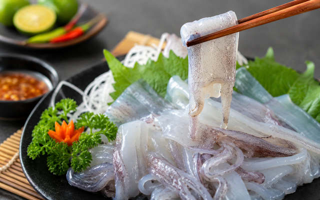 Tr&agrave;o lưu ăn mực kiểu mới g&acirc;y 'sốt' mạng x&atilde; hội, chuy&ecirc;n gia cảnh b&aacute;o nguy cơ sức khỏe tiềm ẩn - Ảnh 1.