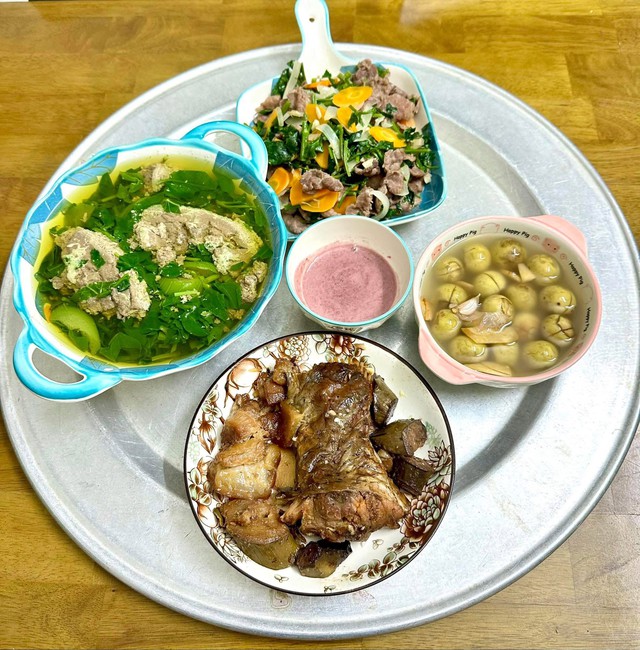 6 Mâm cơm gia đình nấu vội sau giờ tan ca khiến bạn thán phục - Ảnh 2. 6 Mâm cơm gia đình nấu vội sau giờ tan ca khiến bạn thán phục - Ảnh 2.