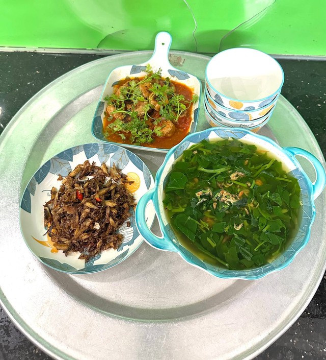 6 Mâm cơm gia đình nấu vội sau giờ tan ca khiến bạn thán phục - Ảnh 3. 6 Mâm cơm gia đình nấu vội sau giờ tan ca khiến bạn thán phục - Ảnh 3.