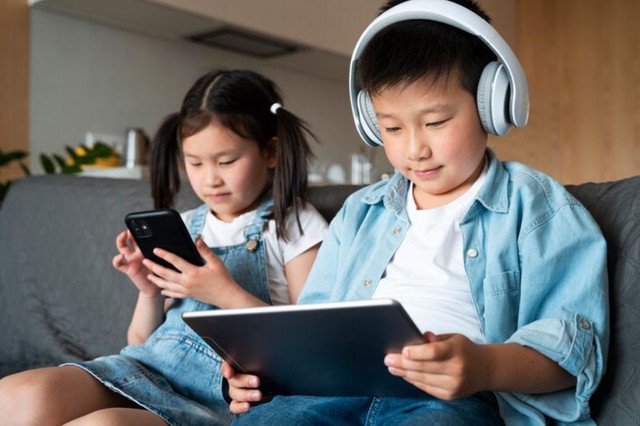 Trẻ xem điện thoại từ nhỏ v&agrave; trẻ kh&ocirc;ng xem điện thoại: 10 năm sau kh&aacute;c biệt r&otilde; rệt - Ảnh 2.