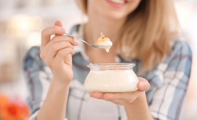B&iacute; quyết sống thọ: Sau tuổi 60, ăn sữa chua v&agrave;o 3 khung 'giờ v&agrave;ng' n&agrave;y gi&uacute;p cơ thể khỏe mạnh hơn - Ảnh 1.