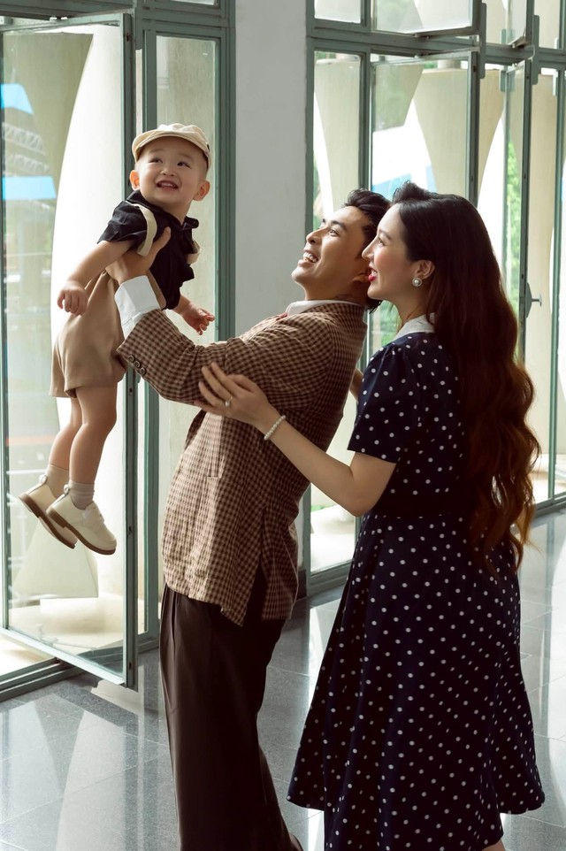 Hồ Quang Hiếu v&agrave; b&agrave; x&atilde; ch&agrave;o đ&oacute;n em b&eacute; thứ hai hạnh ph&uacute;c ở tuổi 43 - Ảnh 2.